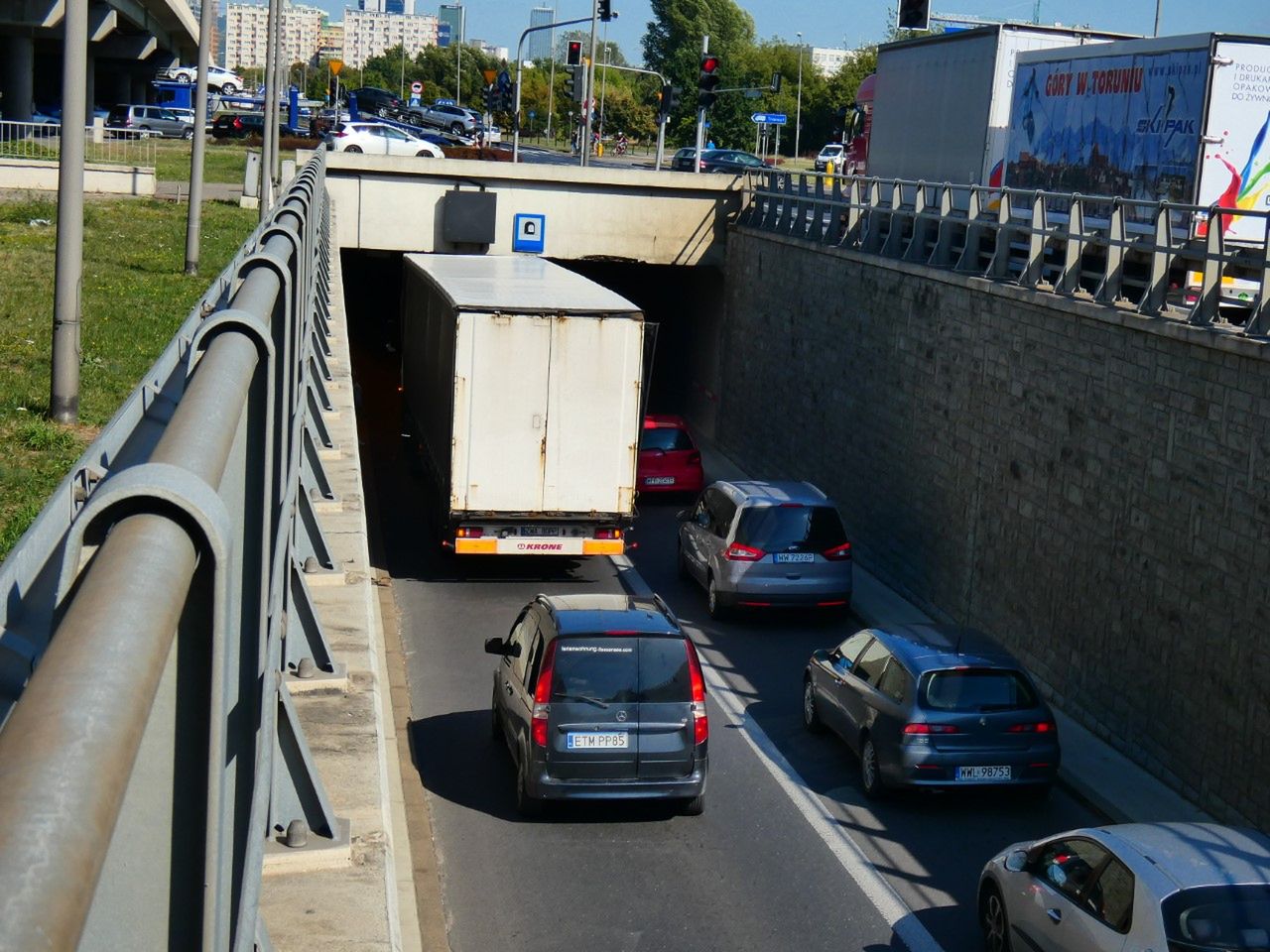 Warszawa. Ciężarówka zablokowała wjazd do tunelu 