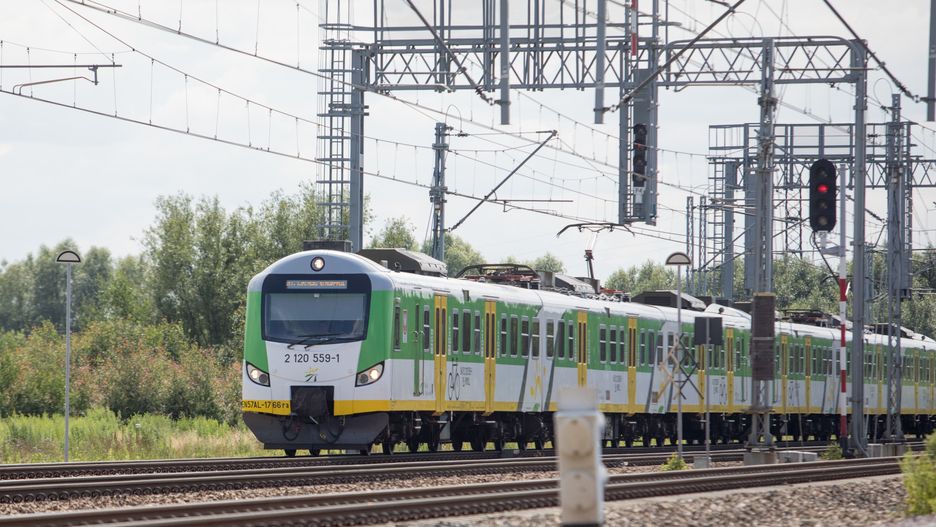 Koleje Mazowieckie: 44-letni mężczyzna wybił w pociągu dwie szyby