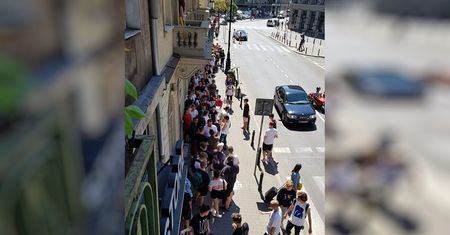 Upał im nie przeszkadza. Fani Harry'ego Pottera stoją w kolejce pod sklepem z butami