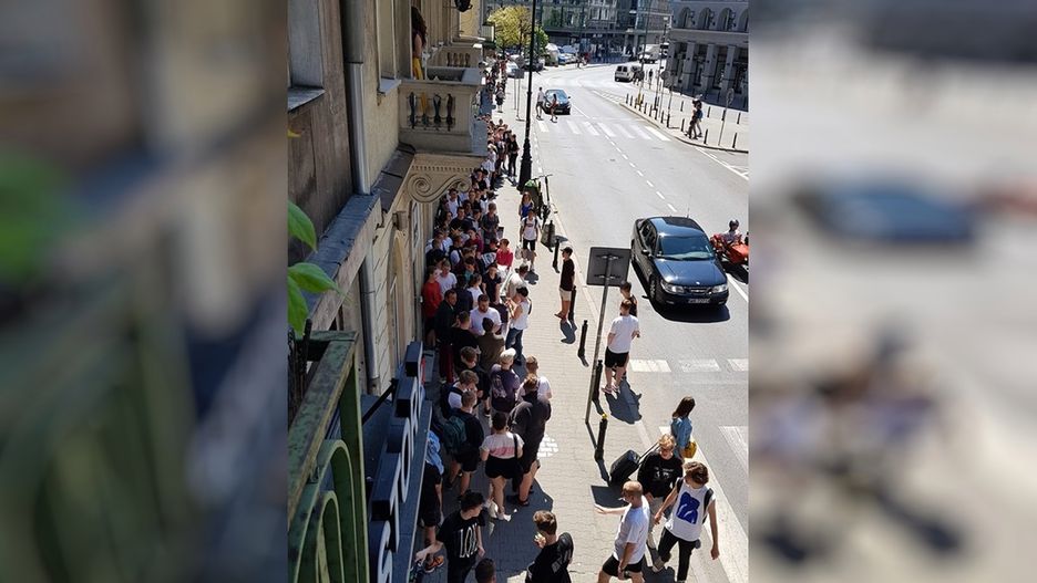 Kolejka pod sklepem z obuwiem zaczęła się zbierać rano