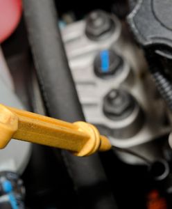 Czy wiesz, jak sprawdzić poziom oleju w aucie?