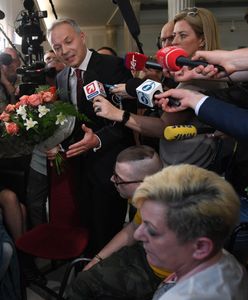 Protest w Sejmie. Żalek przyszedł z kwiatami do niepełnosprawnych