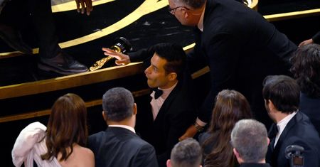 Oscary 2019: Rami Malek odebrał nagrodę i spadł ze sceny