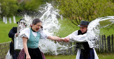 Lany Poniedziałek – 22 kwietnia 2019 obchodzimy śmigus dyngus. Sprawdź, skąd wzięła się tradycja oblewania wodą