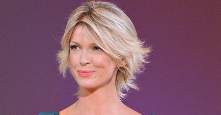 LOOK OF THE DAY: Magda Mołek kusi głębokim dekoltem w sukience w poziome pasy