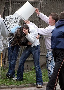 Policja apeluje o rozsądek przy polewaniu wodą