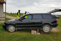 Chciał pomóc sąsiadowi. Przejechał go samochodem