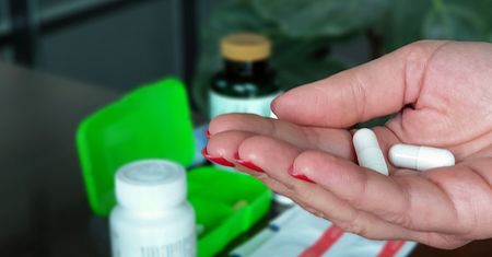 Skandal w Poznaniu: Policja rozpracowuje aferę z handlem opioidami