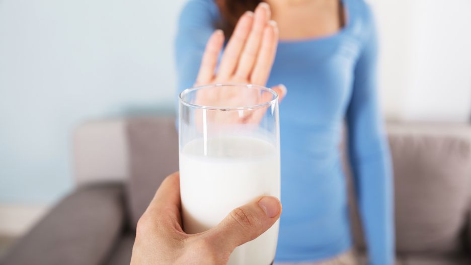 Z diety osób zmagających się z galaktozemią całkowicie należy wykluczyć mleko.