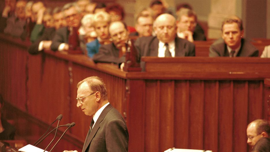 Andrzej Milczanowski podczas wystąpienia w sejmie w grudniu 1995 r. W tle ówczesny premier Józef Oleksy
