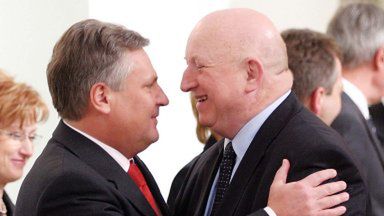 Prezydent Aleksander Kwaśniewski wręczył Józefowi Oleksemu dymisję ze stanowiska ministra spraw wewnętrznych