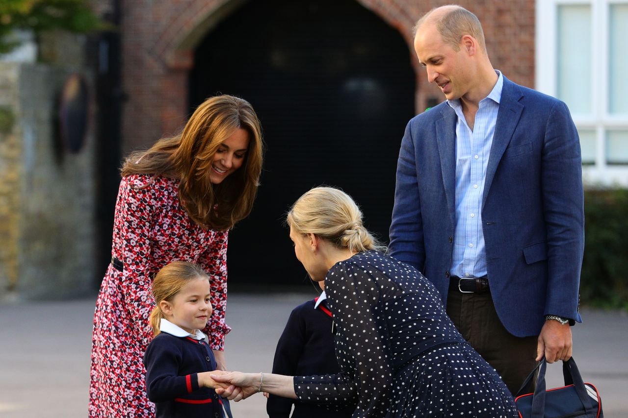 Księżniczka Charlotte poszła do szkoły. Wszyscy patrzą na jej nauczycielkę 