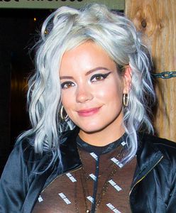 Lily Allen w bardzo odważnej stylizacji. Gwiazda pokazała piersi