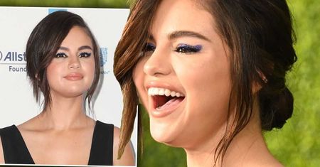 Selena Gomez w czarnej sukni z głębokim dekoltem. Prosta stylizacja, ale efekt powala
