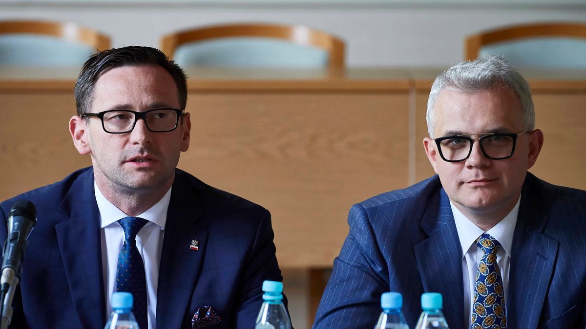 Prezes zarządu PKN ORLEN Daniel Obajtek i prezes zarządu Grupy LOTOS Mateusz Bonca