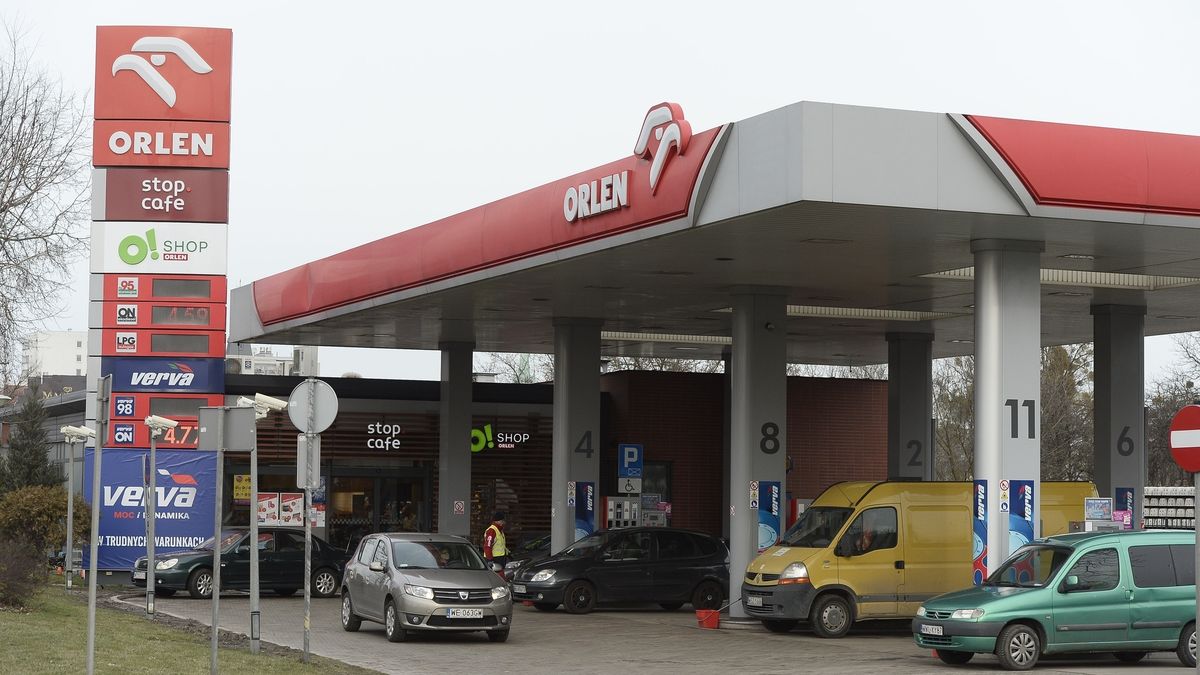 Orlen zapewnia, że "dysponuje zapasami ropy w ilości wystarczającej na kontynuowanie produkcji".
