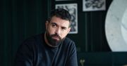 Tom Cullen nową gwiazdą HBO. Równie dobrze gra walecznego rycerza, co zakochanego geja