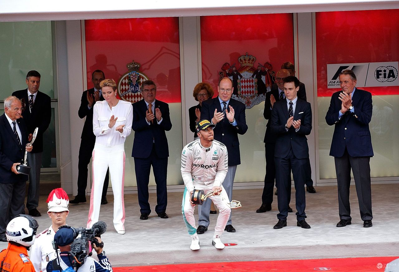 Księżna Monako Charlene i książę Monako Albert ze zwycięzcą Grand Prix Monako F1 Lewisem Hamiltonem (fot. ONS)