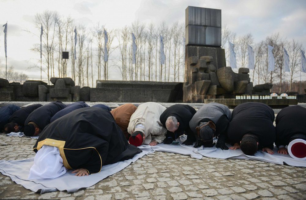 Rocznica wyzwolenia Auschwitz. Delegacje muzułmanów i Żydów wspólnie modliły się przed ścianą straceń. 