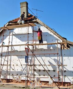 Wdmuchiwana celuloza nowym popularnym materiałem do ocieplania budynków