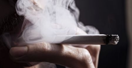 Drażniący zapach papierosowego dymu. Wiemy, jak się go pozbyć z mieszkania