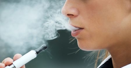 E-papierosy mogą szkodzić jak te zwykłe. Zależy od płynu