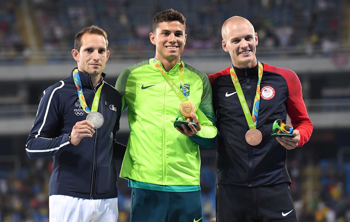 Renaud Lavillenie w Wielkanoc osiągnął swój cel. Skoczył 5,70 m w swoim ogrodzie.