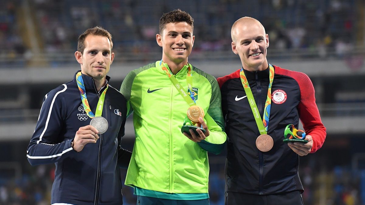 Renaud Lavillenie w Wielkanoc osiągnął swój cel. Skoczył 5,70 m w swoim ogrodzie.