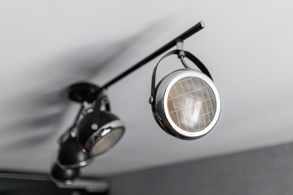 Lampa sufitowa z reflektorami daje wiele możliwości