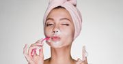 Golenie twarzy to kolejny sekret idealnej skóry Azjatek. Nie zgadniesz, jak wiele kobiet to robi