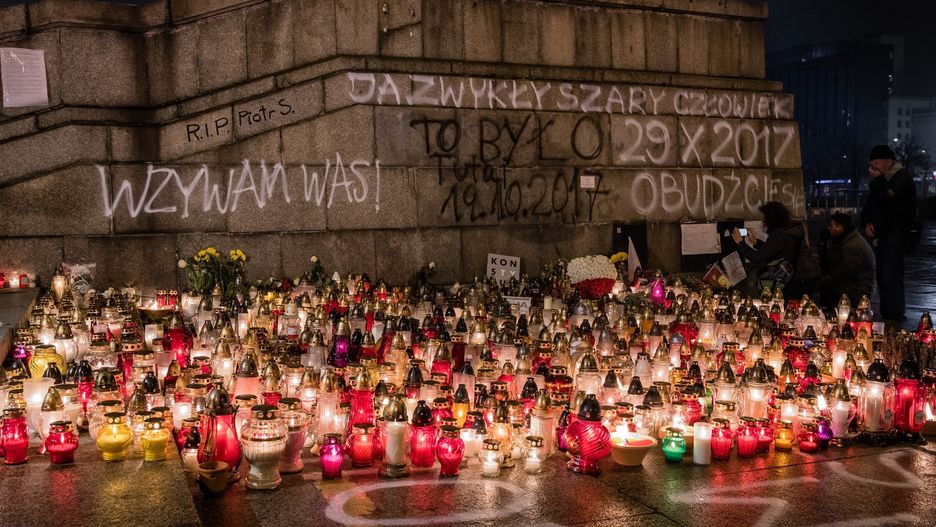 1 listopada, Na Placu Defilad w Warszawie ludzie zapalają znicze w miejscu samospalenia się Piotra Szczęsnego