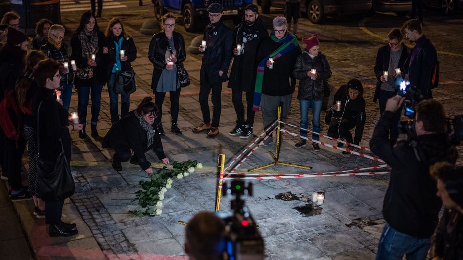 Ludzie zapalają znicze ku pamięci Piotra Szczęsnego