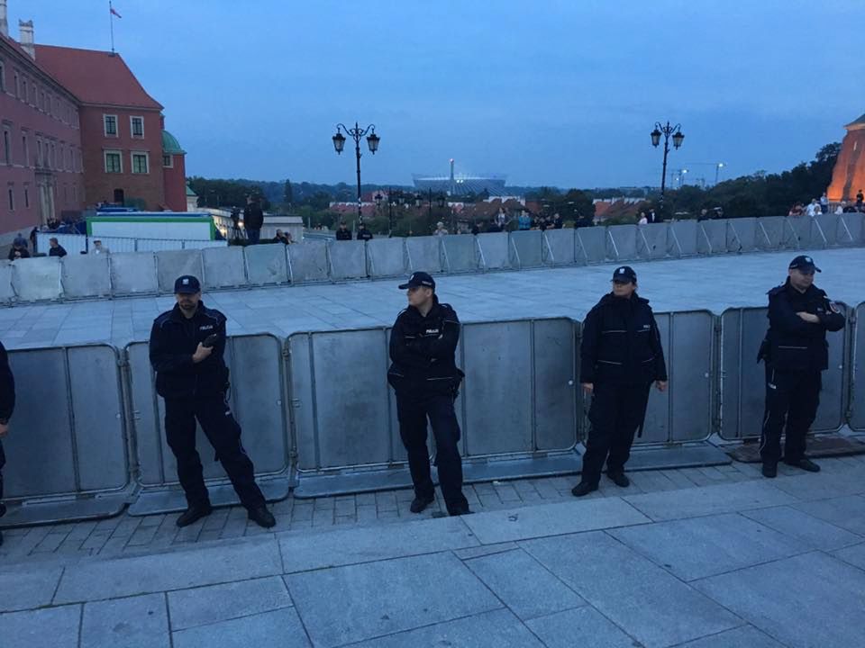 Policjanci w pełnej gotowości. 