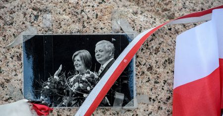 Krewni ofiar Katynia i katastrofy smoleńskiej w drodze na uroczystości
