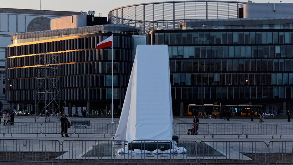 WARSZAWA. ZASŁONIĘTY POMNIK OFIAR KATASTROFY SMOLEŃSKIEJ. 8.04.2018 r.