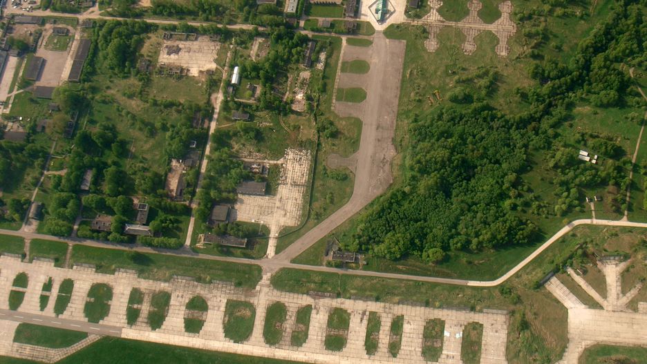 Lotnisko Smoleńsk-Sewiernyj - u góry widać wiatę, pod którą znajduje się wrak polskiego samolotu
