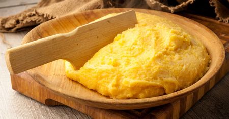 Polenta - przysmak kuchni włoskiej. Co to jest i jak ją przygotować?