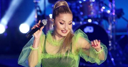 Cleo przy wigilijnym stole. Zajada się jednym przysmakiem