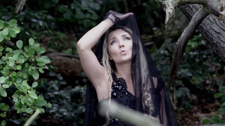 Cleo
screen z teledysku "Sztorm"