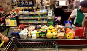 Truskawki, ziemniaki, alkohol... Zobacz, jak oszuści podrabiają jedzenie