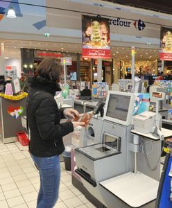 Kasy samoobsługowe jeszcze w tym roku w co trzeciej Biedronce. Tak sieć chce skrócić kolejki