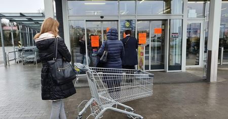 Do sklepu po 50 osób, co najmniej metrowe odległości. Sieci wprowadzają nowe zasady robienia zakupów