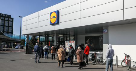 Lidl też wydłuża godziny otwarcia. Część sklepów przechodzi na tryb 24h