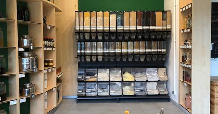 W tym sklepie nie pakują produktów w plastik. Motywujący sposób na walkę z tworzywem