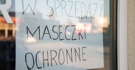 W sklepie 50 maseczek kosztuje 250 zł. Nic dziwnego, że Polacy szyją je niemal hurtowo