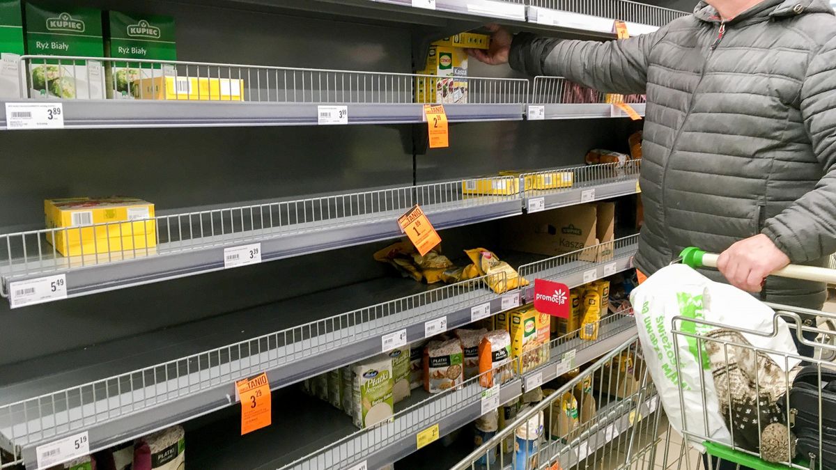 Mimo obostrzeń sklepy będą czynne. Nie ma potrzeby robienia zakupów ponad miarę. 