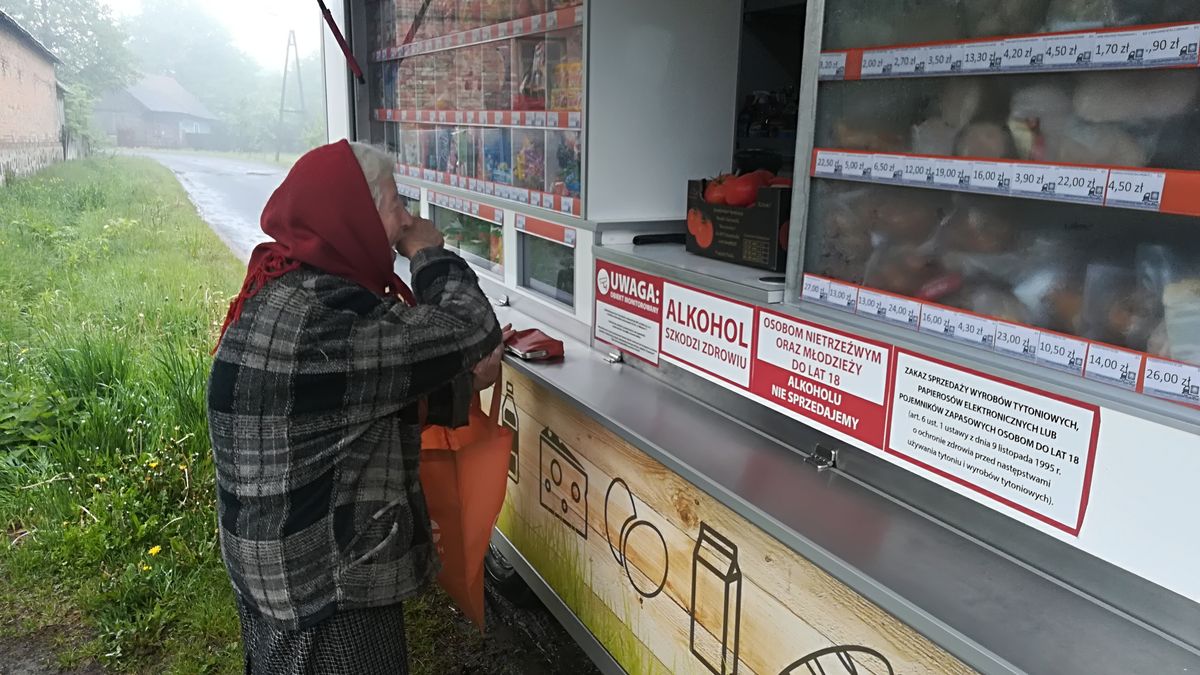 Najpierw muzyka, później komunikat i czekanie. Po chwili z domów wychodzą ludzie, by w mobilnym sklepie zrobić zakupy
