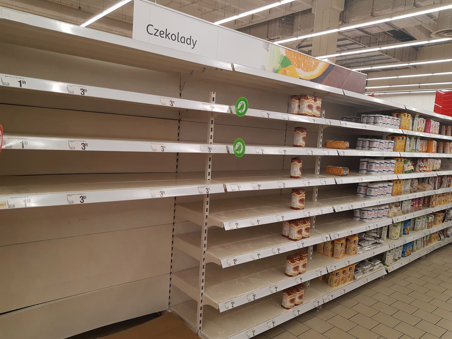 Puste półki w warszawskim supermarkecie. Poza stolicą podobnych sytuacji jest mniej