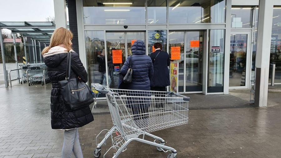 Lidl w Szczecinie. Ochrona na bieżąco reguluje liczbę kupujących  