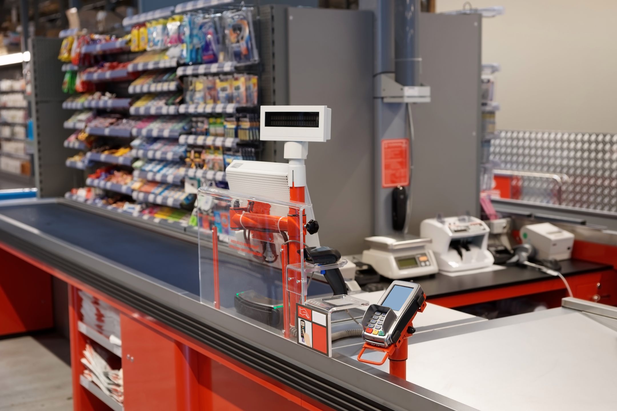 Carrefour będzie sprzedawał na Allegro ok. 3 tys. produktów z kategorii Supermarket, Dziecko, Uroda, podała spółka.